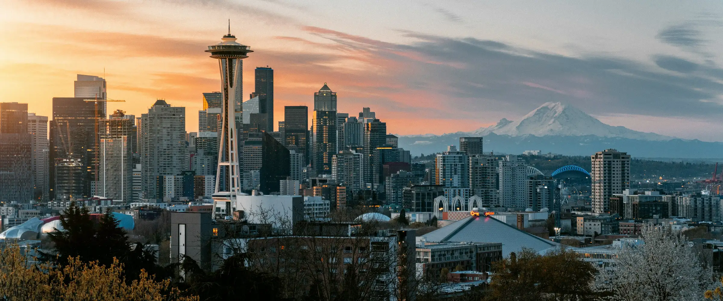 Seattle skyline with Mount Rainier in the distance